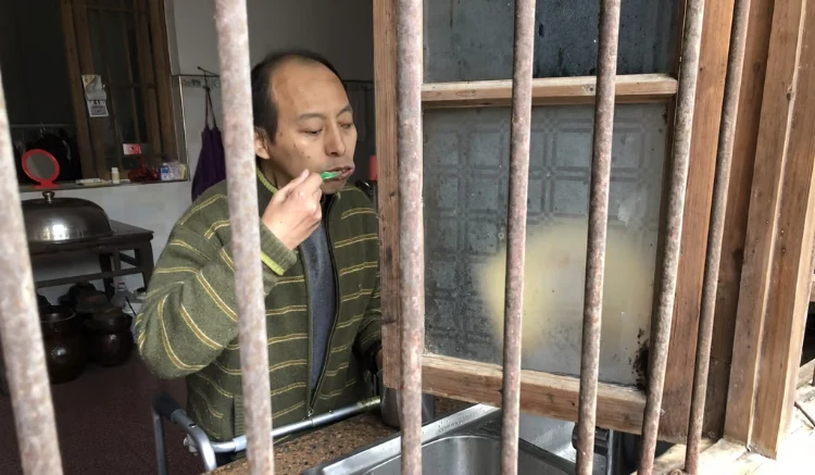 Li Hua can now stand upright and brush his teeth at the sink.