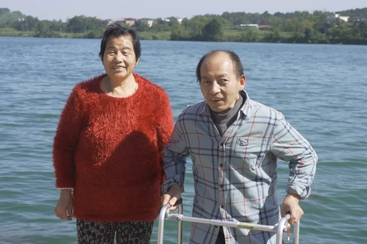 Li Hua standing proudly with his mom.